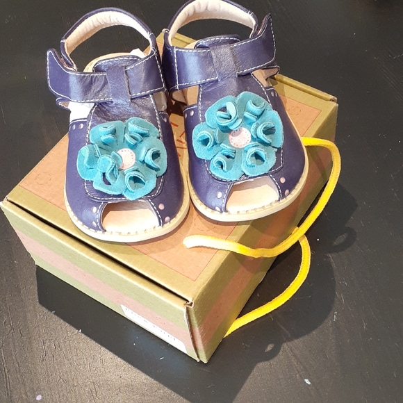 LIVIE & LUCA BNIB Bloom Purple Sandals, sz 7 and 8 - Picture 2 of 3